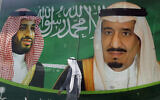 Un homme marche devant une bannière montrant le roi saoudien Salman, à droite, et le prince héritier Mohammed bin Salman aux abords d'un centre commerciale à Jeddah, en Arabie saoudite, le 7 mars 2020. (Crédit : AP Photo/Amr Nabil, File)