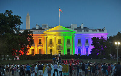 Des Américains réunis dans le parc Lafayette pour voir la Maison Blanche illuminée aux couleurs arc-en-ciel en commémoration du jugement de la Cour suprême légalisant le mariage homosexuel à Washington, le 26 juin 2015. (Crédit : AP Photo/Pablo Martinez Monsivais, File)