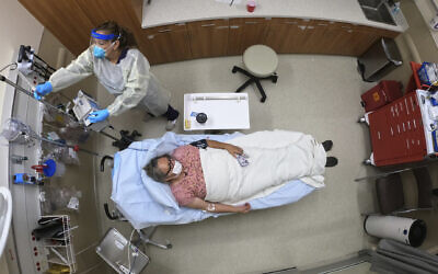 Photo d'illustration : Une femme reçoit un traitement par injection d'anticorps au Upper Tanana Health Center, à Tok, en Alaska, le 22 septembre 2021. (Crédit : AP Photo/Rick Bowmer)