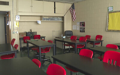 Illustration : une salle de classe vide est à l'Académie David Ellis à Détroit, le 8 février. (Crédit : AP Photo/Mike Householder)