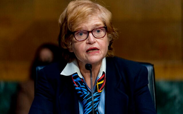 Deborah Lipstadt, envoyée spéciale des États-Unis pour surveiller et combattre l’antisémitisme, avec le grade d’ambassadrice, prenant la parole lors de son audience de nomination au Sénat, au Capitole, à Washington, le 8 février 2022. (Crédit : Andrew Harnik/AP Photo) Deborah Lipstadt, envoyée spéciale des États-Unis pour surveiller et combattre l’antisémitisme, avec le grade d’ambassadrice, prenant la parole lors de son audience de nomination au Sénat, au Capitole, à Washington, le 8 février 2022. (Crédit : Andrew Harnik/AP Photo)