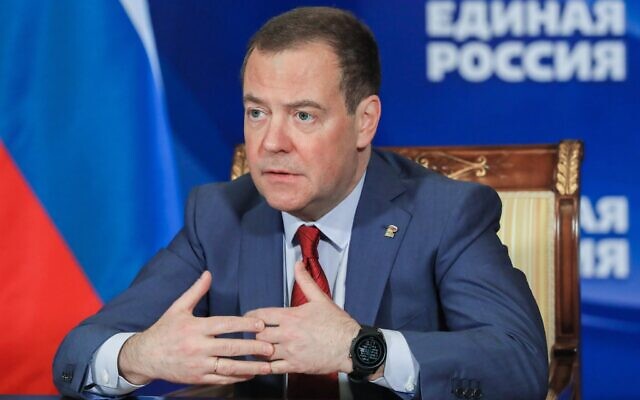 Le vice-président du Conseil de sécurité russe et chef du parti Russie unie, Dmitri Medvedev, préside une réunion sur le sauvetage des entreprises et des emplois dans les sociétés étrangères par liaison vidéo à la résidence d'État de Gorki, dans les environs de Moscou, en Russie, le 16 mars 2022. (Crédit : Yekaterina Shtukina, Sputnik, Government Pool Photo via AP) Le vice-président du Conseil de sécurité russe et chef du parti Russie unie, Dmitri Medvedev, préside une réunion sur le sauvetage des entreprises et des emplois dans les sociétés étrangères par liaison vidéo à la résidence d'État de Gorki, dans les environs de Moscou, en Russie, le 16 mars 2022. (Crédit : Yekaterina Shtukina, Sputnik, Government Pool Photo via AP)
