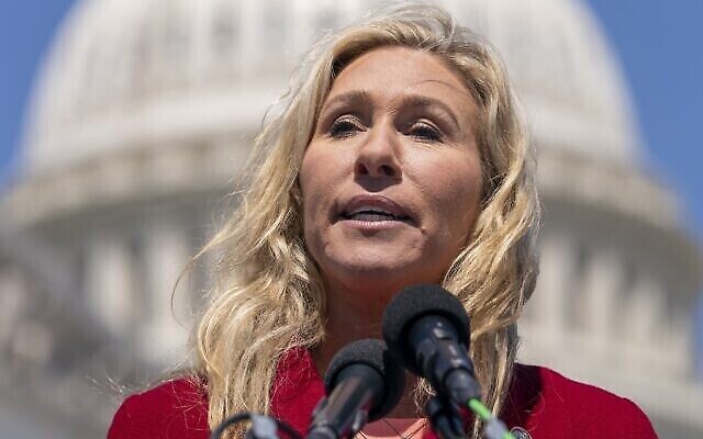 Marjorie Taylor Greene, Représentante républicaine de Géorgie, lors d'une allocution surTwitter, le jeudi 28 avril 2022, sur la colline du Capitole à Washington. (Crédit : AP Photo/Jacquelyn Martin)