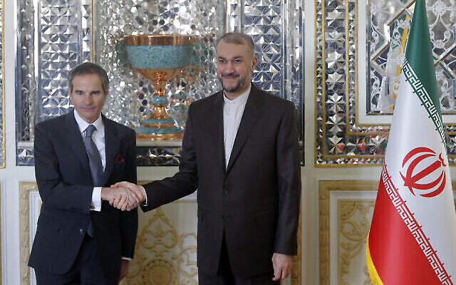 Le directeur général de l'AIEA, Rafael Mariano Grossi, à gauche, et le ministre iranien des Affaires étrangères Hossein Amirabdollahian se serrent la main avant leur réunion, à Téhéran, le 5 mars 2022. (Crédit : AP Photo) Le directeur général de l'AIEA, Rafael Mariano Grossi, à gauche, et le ministre iranien des Affaires étrangères Hossein Amirabdollahian se serrent la main avant leur réunion, à Téhéran, le 5 mars 2022. (Crédit : AP Photo)