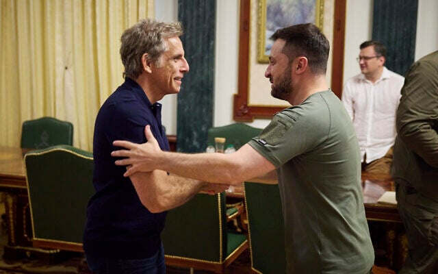Sur cette photo fournie par le Bureau de presse présidentiel ukrainien, le président ukrainien Volodymyr Zelensky, à droite, et l'ambassadeur de bonne volonté du HCR Ben Stiller se serrent la main lors de leur rencontre à Kiev, en Ukraine, le 20 juin 2022. (Crédit : Bureau de presse présidentiel ukrainien via AP)