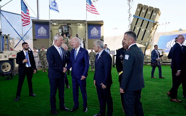Le président américain Joe Biden serre la main du ministre israélien de la Défense Benny Gantz, alors qu’il visite des systèmes de défense aérienne, le 13 juillet 2022, à Tel Aviv, sous le regard du Premier ministre de l'époque, Yair Lapid, à la droite de Biden. (Crédit : AP/Evan Vucci) Le président américain Joe Biden serre la main du ministre israélien de la Défense Benny Gantz, alors qu’il visite des systèmes de défense aérienne, le 13 juillet 2022, à Tel Aviv, sous le regard du Premier ministre de l'époque, Yair Lapid, à la droite de Biden. (Crédit : AP/Evan Vucci)