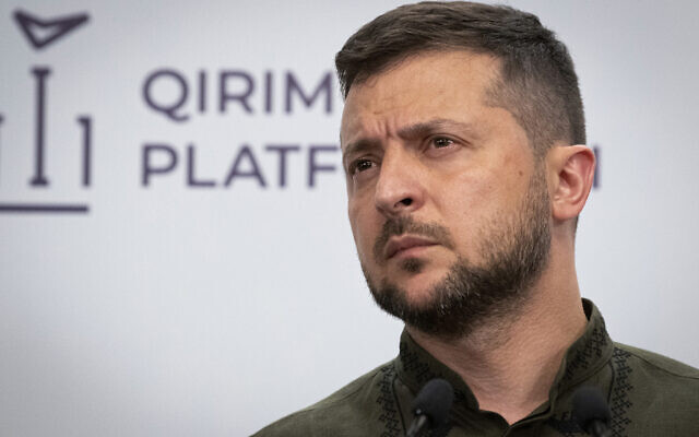 Le président ukrainien Volodymyr Zelenskyy assiste à une conférence de presse après le sommet de la Plate-forme Crimée à Kiev, en Ukraine, le 23 août 2022. (Crédit : Andrew Kravchenko/AP) Le président ukrainien Volodymyr Zelenskyy assiste à une conférence de presse après le sommet de la Plate-forme Crimée à Kiev, en Ukraine, le 23 août 2022. (Crédit : Andrew Kravchenko/AP)
