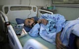 Khalil Awawdeh, un Palestinien qui a entamé une grève de la faim depuis plusieurs mois pour protester contre sa détention administrative, est alité à l'hôpital Asaf Harofeh de Be'er Ya'akov, le 24 août 2022. (Crédit : AP/Mahmoud Illean)
