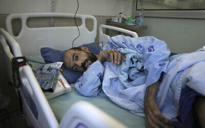 Khalil Awawdeh, un Palestinien qui a entamé une grève de la faim depuis plusieurs mois pour protester contre sa détention administrative, est alité à l'hôpital Asaf Harofeh de Be'er Ya'akov, le 24 août 2022. (Crédit : AP/Mahmoud Illean)