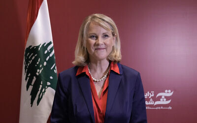 Tracy Chamoun, 61 ans, petite-fille du défunt diplomate et président libanais Camille Chamoun, pose pour des photos lors de l'annonce de sa candidature à la prochaine élection présidentielle du pays, à Beyrouth, au Liban, le lundi 29 août 2022. (Crédit : AP Photo/Hassan Ammar)