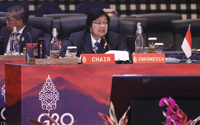 La ministre indonésienne de l'Environnement et des Forêts, Siti Nurbaya Bakar, prend la parole lors de la réunion ministérielle du G20 sur l'environnement et le climat à Nusa Dua, Bali, Indonésie, le mercredi 31 août 2022. (Crédit : Made Nagi/Pool photo via AP) La ministre indonésienne de l'Environnement et des Forêts, Siti Nurbaya Bakar, prend la parole lors de la réunion ministérielle du G20 sur l'environnement et le climat à Nusa Dua, Bali, Indonésie, le mercredi 31 août 2022. (Crédit : Made Nagi/Pool photo via AP)