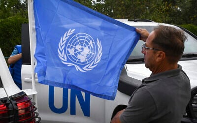 Les membres d'une mission de l'Agence internationale de l'énergie atomique de l'ONU se préparent à visiter la centrale nucléaire de Zaporijia, en Ukraine, le 1er septembre 2022. (Crédit : Andriy Andriyenko/AP)