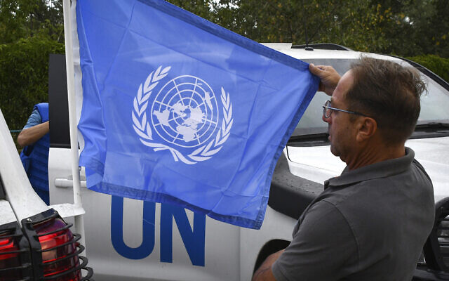 Les membres d'une mission de l'Agence internationale de l'énergie atomique de l'ONU se préparent à visiter la centrale nucléaire de Zaporijia, en Ukraine, le 1er septembre 2022. (Crédit : Andriy Andriyenko/AP) Les membres d'une mission de l'Agence internationale de l'énergie atomique de l'ONU se préparent à visiter la centrale nucléaire de Zaporijia, en Ukraine, le 1er septembre 2022. (Crédit : Andriy Andriyenko/AP)