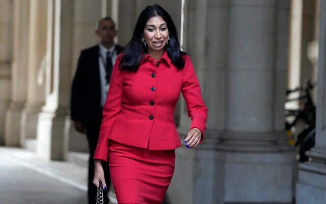 La ministre britannique de l'Intérieur, Suella Braverman, arrivant à Downing Street, pour la première réunion du cabinet depuis l'installation de Liz Truss comme Premier ministre britannique, à Londres, le 7 septembre 2022. (Crédit : AP Photo/Frank Augstein)
