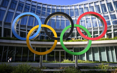 Illustration  : Les anneaux olympiques devant la Maison olympique, siège du Comité Olympique International (CIO), à l'ouverture de la réunion de la commission exécutive du CIO, à Lausanne, en Suisse, le 8 septembre 2022. (Crédit : Laurent Gillieron/Pool via AP)