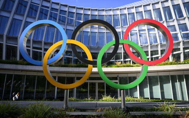 Dossier : Les anneaux olympiques devant la Maison olympique, siège du Comité Olympique International (CIO), à l'ouverture de la réunion de la commission exécutive du CIO, à Lausanne, en Suisse, le 8 septembre 2022. (Crédit : Laurent Gillieron/Pool via AP)