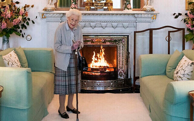 La reine Elizabeth II de Grande-Bretagne dans le salon, en attente de recevoir Liz Truss, pour une audience à Balmoral, en Écosse, le 6 septembre 2022. (Crédit : Jane Barlow/Pool Photo via AP/Dossier)