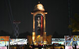 Le Premier ministre indien Narendra Modi dévoilant une statue de Subhas Chandra Bose sur l'avenue Central Vista rénovée à la Porte de l'Inde, à New Delhi, en Inde, le 8 septembre 2022. (Crédit : AP Photo/Manish Swarup)