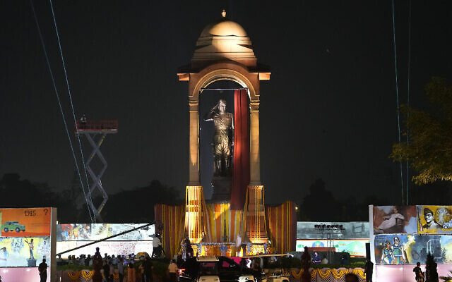 Le Premier ministre indien Narendra Modi dévoilant une statue de Subhas Chandra Bose sur l'avenue Central Vista rénovée à la Porte de l'Inde, à New Delhi, en Inde, le 8 septembre 2022. (Crédit : AP Photo/Manish Swarup)