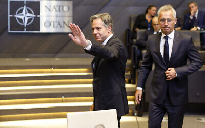 Le secrétaire d'État américain Antony Blinken et le secrétaire général de l'OTAN Jens Stoltenberg arrivent pour une réunion avec les ambassadeurs du Conseil de l'Atlantique Nord, un jour après la visite inopinée de Blinken en Ukraine, au siège de l'OTAN à Bruxelles, Belgique, le vendredi 9 septembre 2022. (Crédit : Jonathan Ernst /Pool via AP)