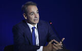 Le Premier ministre grec Kyriakos Mitsotakis s'adresse aux journalistes pendant une conférence de presse au salon international de Thessalonique, en Grèce, le 11 septembre 2022. (Crédit :  AP Photo/Giannis Papanikos)