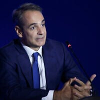 Le Premier ministre grec Kyriakos Mitsotakis s'adresse aux journalistes pendant une conférence de presse au salon international de Thessalonique, en Grèce, le 11 septembre 2022. (Crédit :  AP Photo/Giannis Papanikos)