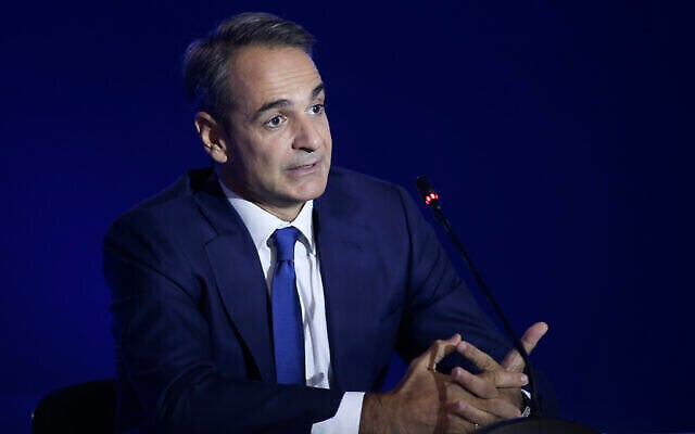 Le Premier ministre grec Kyriakos Mitsotakis s'adresse aux journalistes pendant une conférence de presse au salon international de Thessalonique, en Grèce, le 11 septembre 2022. (Crédit : AP Photo/Giannis Papanikos) Le Premier ministre grec Kyriakos Mitsotakis s'adresse aux journalistes pendant une conférence de presse au salon international de Thessalonique, en Grèce, le 11 septembre 2022. (Crédit : AP Photo/Giannis Papanikos)