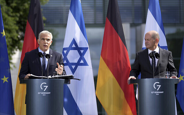 Le chancelier allemand Olaf Scholz, à droite, et le Premier ministre israélien Yair Lapid, à gauche, s'adressent aux médias lors d'une conférence de presse conjointe dans le cadre d'une réunion à la chancellerie de Berlin, en Allemagne, le lundi 12 septembre 2022. (Crédit : AP Photo/Michael Sohn) Le chancelier allemand Olaf Scholz, à droite, et le Premier ministre israélien Yair Lapid, à gauche, s'adressent aux médias lors d'une conférence de presse conjointe dans le cadre d'une réunion à la chancellerie de Berlin, en Allemagne, le lundi 12 septembre 2022. (Crédit : AP Photo/Michael Sohn)
