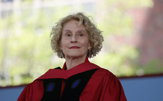 Martha Nussbaum, recevant un diplôme honorifique lors de la 371e Commencement Ceremony d’Harvard, le 26 mai 2022, à Cambridge. (Crédit : AP Photo/Mary Schwalm) Martha Nussbaum, recevant un diplôme honorifique lors de la 371e Commencement Ceremony d’Harvard, le 26 mai 2022, à Cambridge. (Crédit : AP Photo/Mary Schwalm)