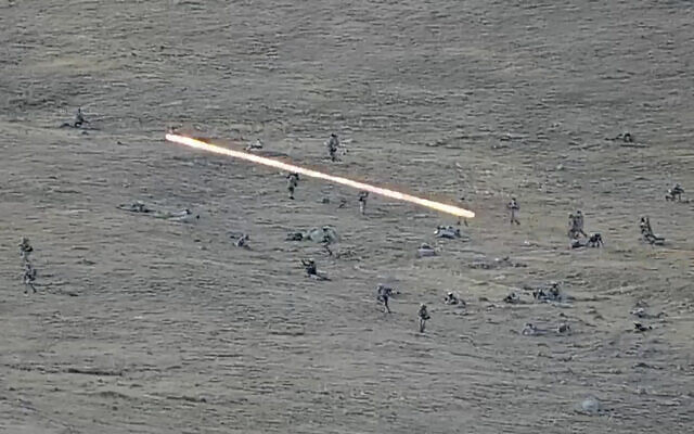Dans cette image tirée d'une séquence YouTube publiée par le ministère arménien de la Défense, des militaires azerbaïdjanais traversent la frontière arméno-azerbaïdjanaise et s'approchent des positions arméniennes, le 13 septembre 2022. (Crédit : Ministère de la défense arménien via AP) Dans cette image tirée d'une séquence YouTube publiée par le ministère arménien de la Défense, des militaires azerbaïdjanais traversent la frontière arméno-azerbaïdjanaise et s'approchent des positions arméniennes, le 13 septembre 2022. (Crédit : Ministère de la défense arménien via AP)