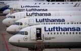 Des avions de la compagnie Lufthansa stationnés à l'aéroport de Francfort, en Allemagne, le 2 septembre 2022. (Crédit : Michael Probst/AP)