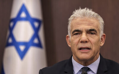 Le Premier ministre Yair Lapid participant à la réunion hebdomadaire du cabinet à Jérusalem, le 18 septembre 2022. (Crédit : Ronaldo Schemidt/Pool Photo via AP)