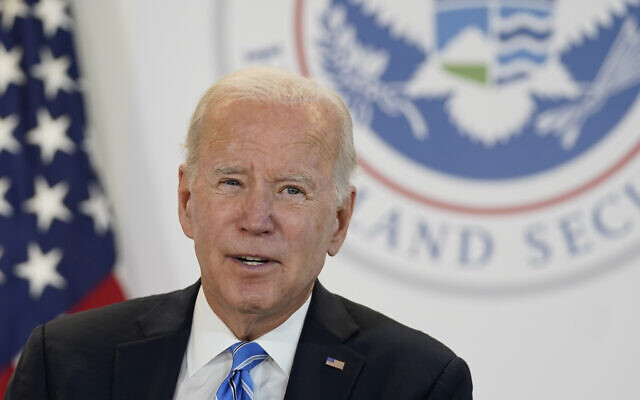 Le président américain Joe Biden parlant de l'ouragan Fiona lors d'une visite au bureau de l'Agence fédérale de gestion des urgences, à New York, jeudi 22 septembre 2022. (Crédit : AP/Evan Vucci) Le président américain Joe Biden parlant de l'ouragan Fiona lors d'une visite au bureau de l'Agence fédérale de gestion des urgences, à New York, jeudi 22 septembre 2022. (Crédit : AP/Evan Vucci)