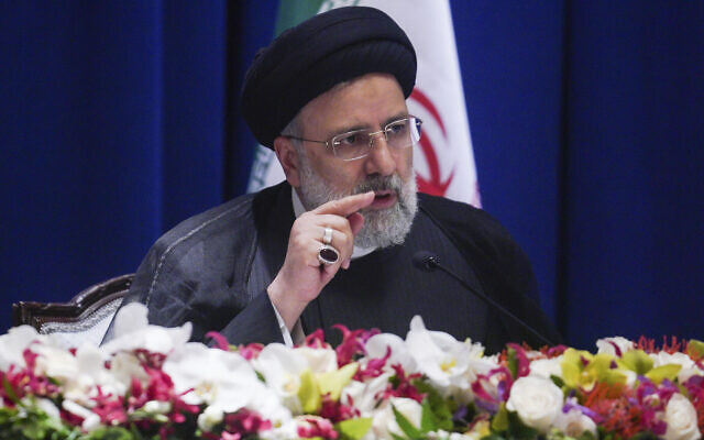 Le président iranien Ebrahim Raissi s'exprimant lors d'une conférence de presse, pendant sa visite à la 77e Assemblée générale des Nations unies, à New York, le 22 septembre 2022. (Crédit : AP Photo/Bebeto Matthews) Le président iranien Ebrahim Raissi s'exprimant lors d'une conférence de presse, pendant sa visite à la 77e Assemblée générale des Nations unies, à New York, le 22 septembre 2022. (Crédit : AP Photo/Bebeto Matthews)