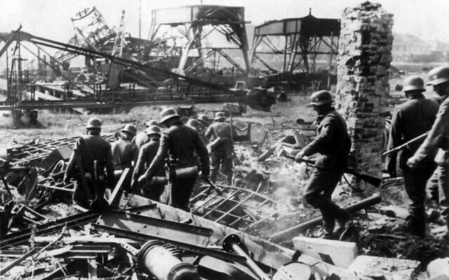 Des soldats allemands fouillent les décombres de Westerplatte à la recherche de survivants polonais à Danzig, en Pologne, le 2 septembre 1939. (Crédit : AP) Des soldats allemands fouillent les décombres de Westerplatte à la recherche de survivants polonais à Danzig, en Pologne, le 2 septembre 1939. (Crédit : AP)
