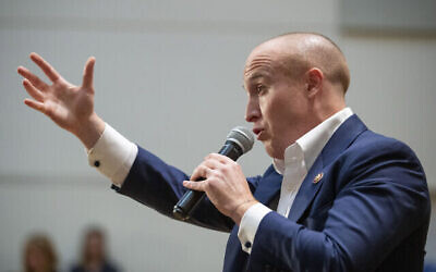 Max Rose, alors élu à la Chambre des représentants des États-Unis, s’adresse à des électeurs lors d’une assemblée publique, le 2 octobre 2019, au Joan and Alan Bernikow Jewish Community Center dans l’arrondissement de Staten Island à New York. (Crédit : AP Photo/Mary Altaffer)