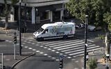 Un bus public circulant pendant Shabbat à travers Tel Aviv, le 23 novembre 2019. (Crédit : Tsafrir Abayov/AP Photo)