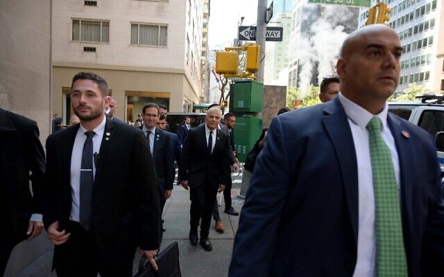 Le Premier ministre Yair Lapid, ses aides et les personnels de sécurité à New York, le 21 septembre 2022. (Crédit : Avi Ohayon / GPO) Le Premier ministre Yair Lapid, ses aides et les personnels de sécurité à New York, le 21 septembre 2022. (Crédit : Avi Ohayon / GPO)