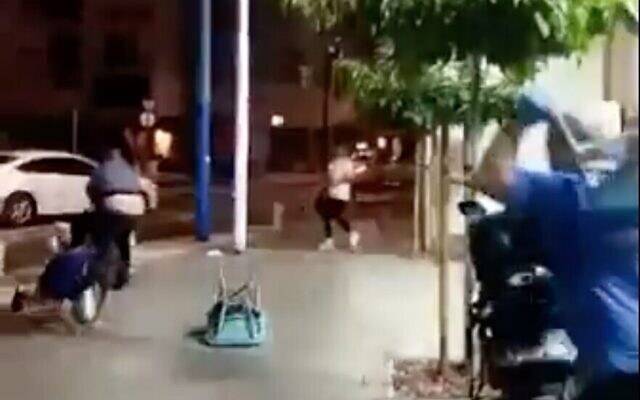 Capture d'écran d'une vidéo montrant une bagarre devant une boulangerie appartenant à des Arabes à Tel Aviv, le 10 septembre 2022. (Via Twitter, utilisé conformément à la clause 27a de la loi sur le droit d'auteur)