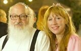 Sur cette image diffusée par les médias israéliens, Jonathan Pollard et Rivka Abrahams-Dinon, qui sont fiancés, se marient selon leur annonce du 14 septembre 2022.