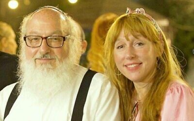 Sur cette image diffusée par les médias israéliens, Jonathan Pollard et Rivka Abrahams-Dinon, qui sont fiancés, se marient selon leur annonce du 14 septembre 2022.
