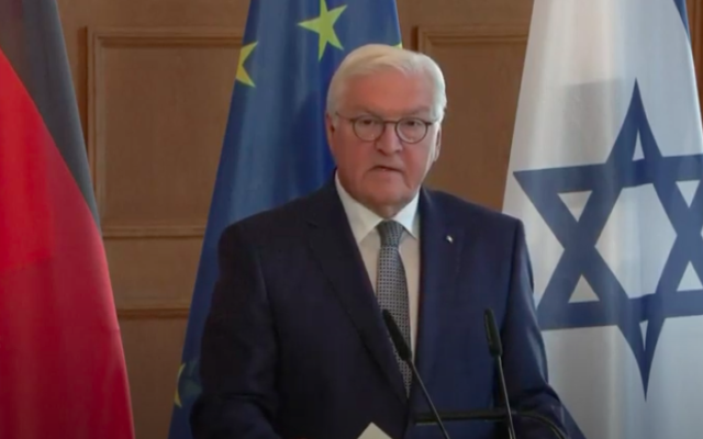 Frank-Walter Steinmeier prononce un discours à la veille des 50 ans de l'attentat meurtrier qui a tué 11 athlètes israéliens aux JO de Munich de 1972. (Crédit : capture d'écran YouTube AFP)