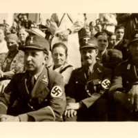 Heinrich Anacker (au centre) en uniforme de la SA durant un rassemblement national du NSDAP. La photo date probablement de 1939. (Crédit : Deutsches Literaturarchiv Marbach)