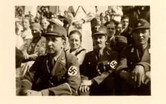 Heinrich Anacker (au centre) en uniforme de la SA durant un rassemblement national du NSDAP. La photo date probablement de 1939. (Crédit : Deutsches Literaturarchiv Marbach)