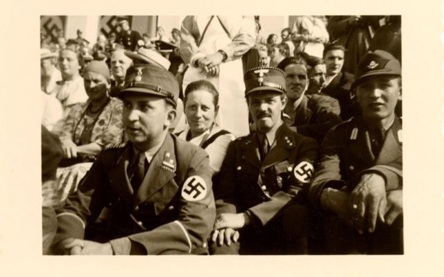 Heinrich Anacker (au centre) en uniforme de la SA durant un rassemblement national du NSDAP. La photo date probablement de 1939. (Crédit : Deutsches Literaturarchiv Marbach)