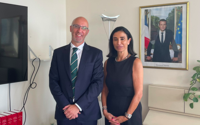 Matthieu Clouvel-Gervaiseau, consul général de France à Tel Aviv, et Nathalie Mimoun, consule honoraire à Netanya, le 5 septembre 2022. (Crédit : @mcg_05 / Twitter)