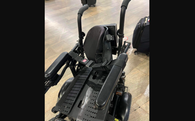 Le fauteuil roulant de Maayan Ziv, détruit après un vol Air Canada Toronto-Tel Aviv. (Crédit : Twitter @maayanziv)