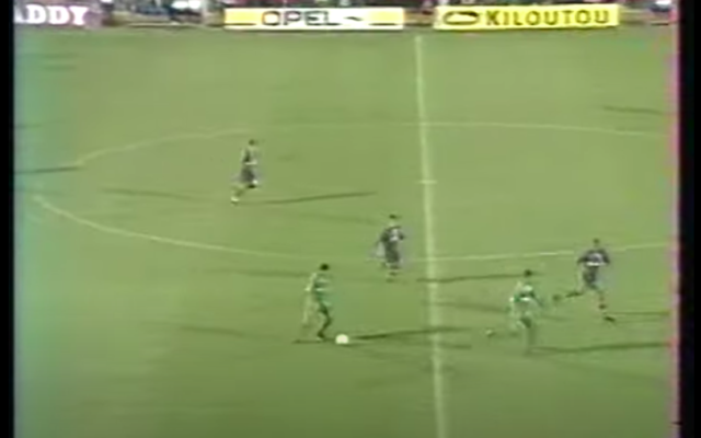 Image du match opposant le Maccabi Haïfa au Paris Saint-Germain sur sa pelouse, en Coupe des coupes, en 1998. (Crédit : capture d’écran YouTube / Canal+)