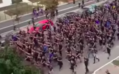 Des supporters du Dinamo Zagreb défilant dans Milan en faisant le salut nazi, le 13 septembre 2022. (Crédit : capture d’écran Instagram)