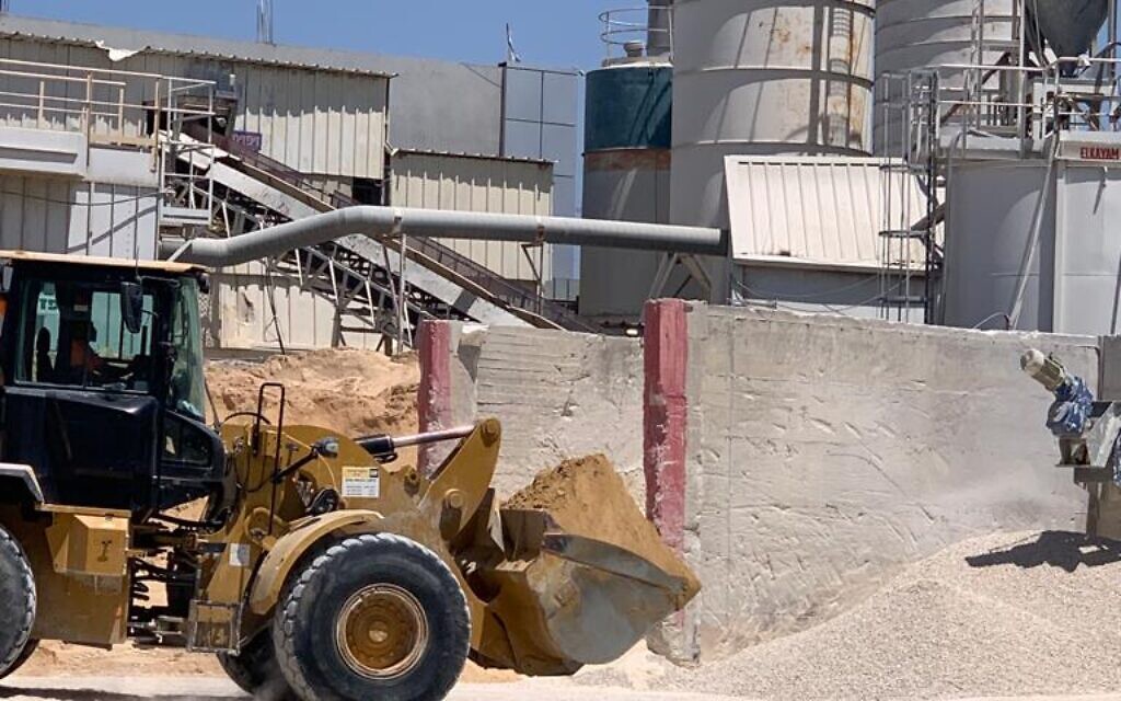 Matériaux de construction sur un site d'approvisionnement de Netanya, en août 2022. (Crédit : Danielle Nagler) Matériaux de construction sur un site d'approvisionnement de Netanya, en août 2022. (Crédit : Danielle Nagler)